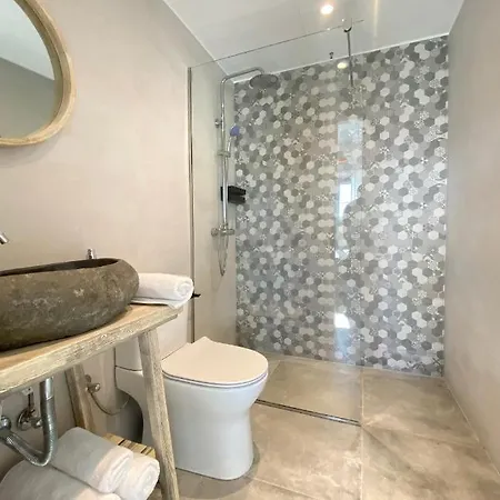 Marton Daire Perissa (Santorini)